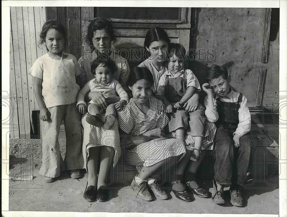 1935 Isabelle Broner, 17, cares for 6 Brothers, Sisters  - Historic Images