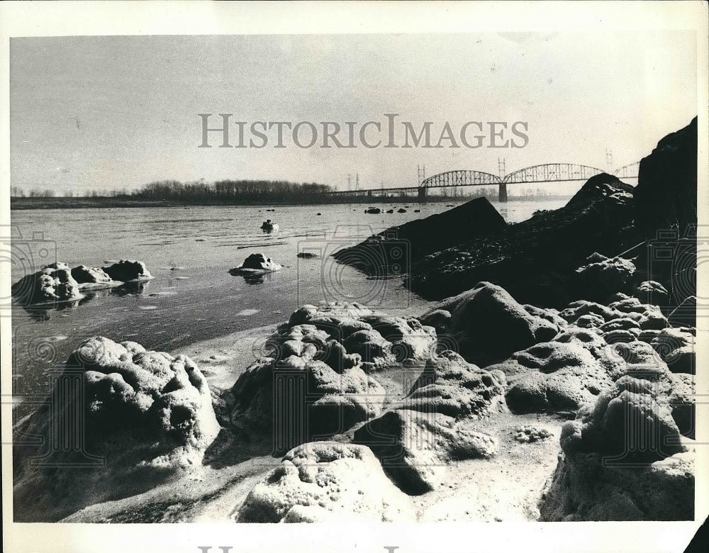 Foam on the Mississippi River at St. Louis  - Historic Images