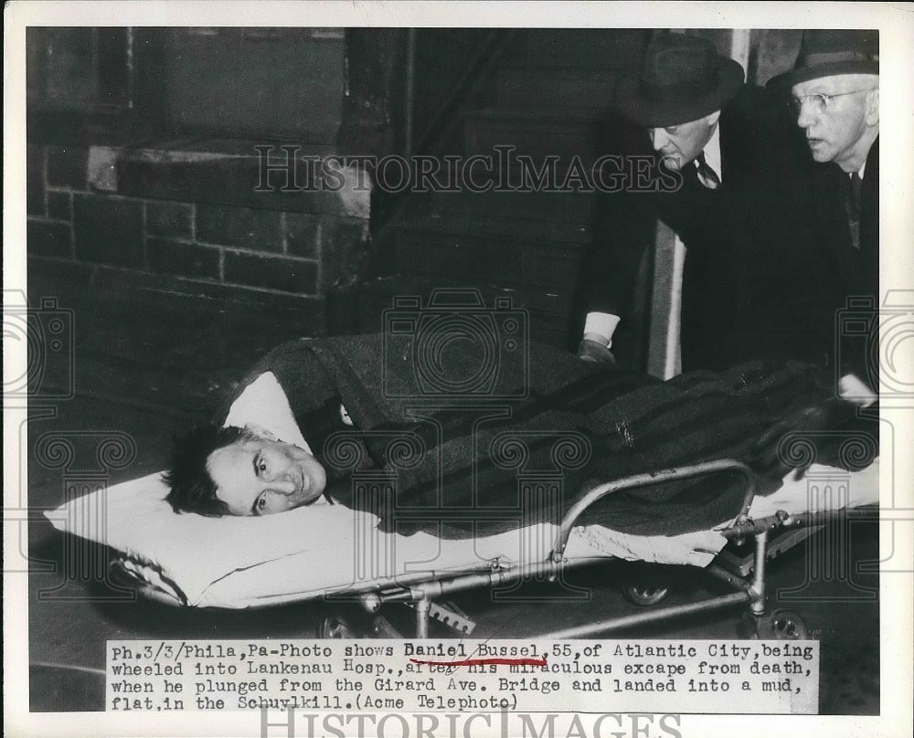 1949 Press Photo Daniel Bussel, 55, after plunge from Girard Avenue Bridge - Historic Images