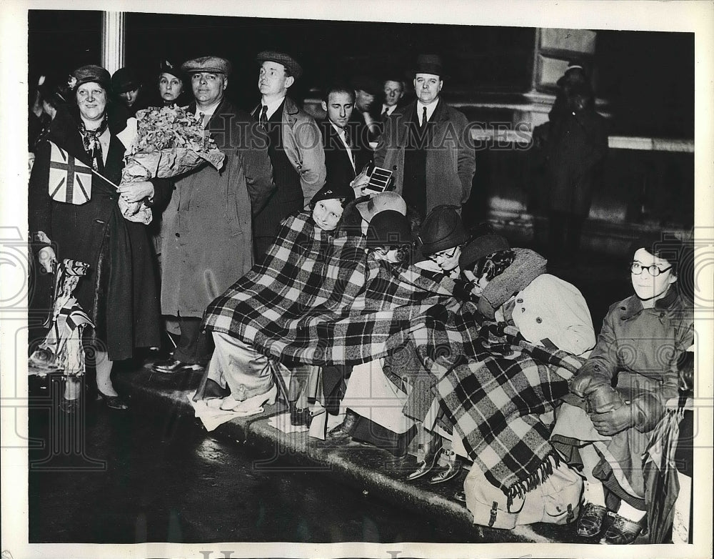 1934 Press Photo London citizens waiting in line to meet the Duke of Kent - Historic Images