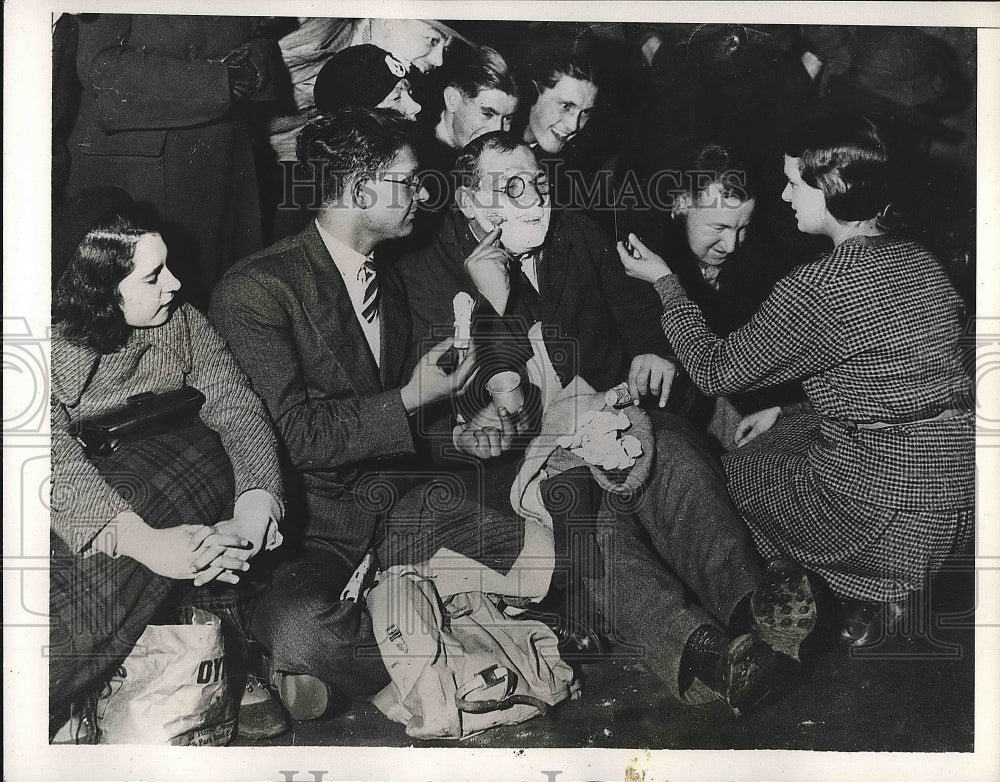 1934 London citizens watching the wedding of the Duke of Kent - Historic Images