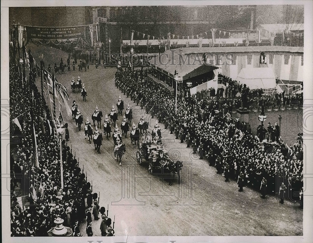 1934 Press Photo Coach bearing the Duke of Kent and Princess Marina - nea63271 - Historic Images