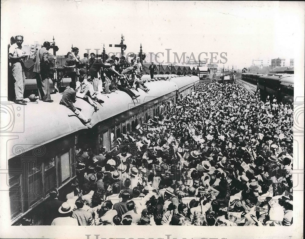 1946 Press Photo Crowd at Eastern Railway Station to meet Dr. JosÃ© Tamborini - Historic Images