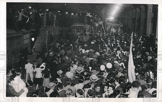 1946 Press Photo Group gathered to meet presidential candidate Col. Peron - Historic Images
