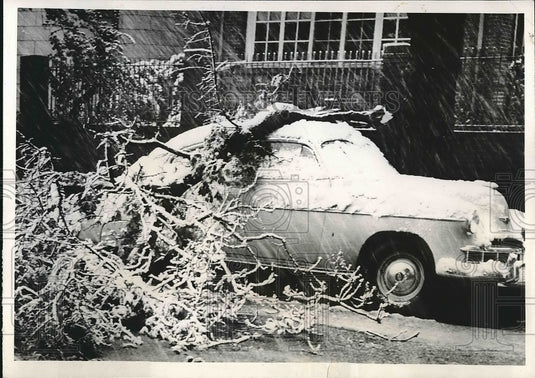 1950 Press Photo Vehicle covered in snow after a freak snowstorm - Historic Images