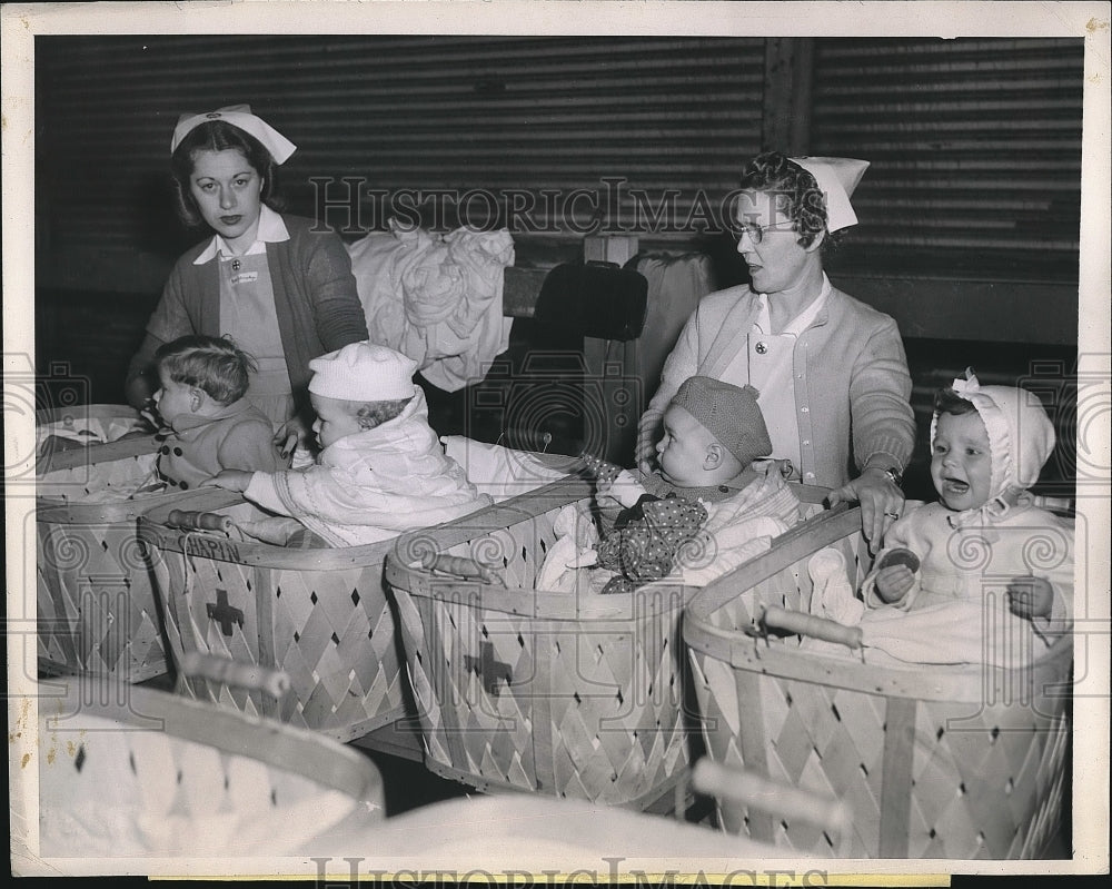 1946 Babies waiting for their mothers, arriving in San Francisco - Historic Images