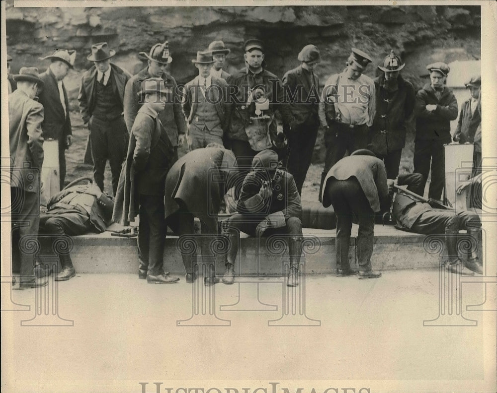1924 Press Photo Policemen helping carbon monoxide victims - nea63349-Historic Images