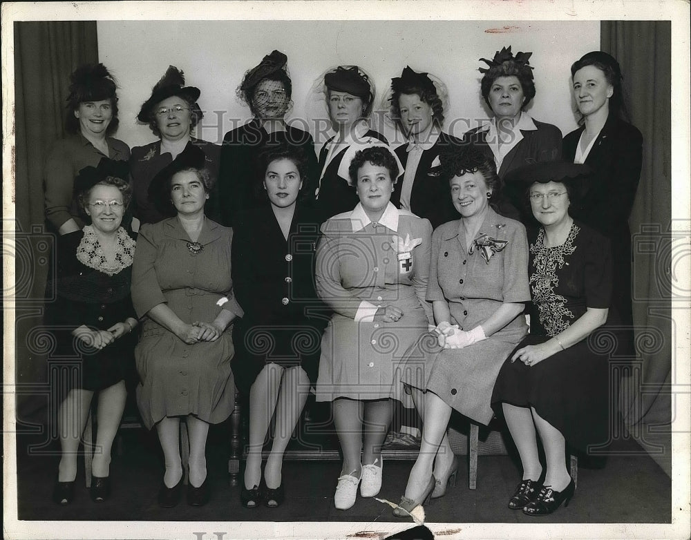 1942 Lady donors  - Historic Images