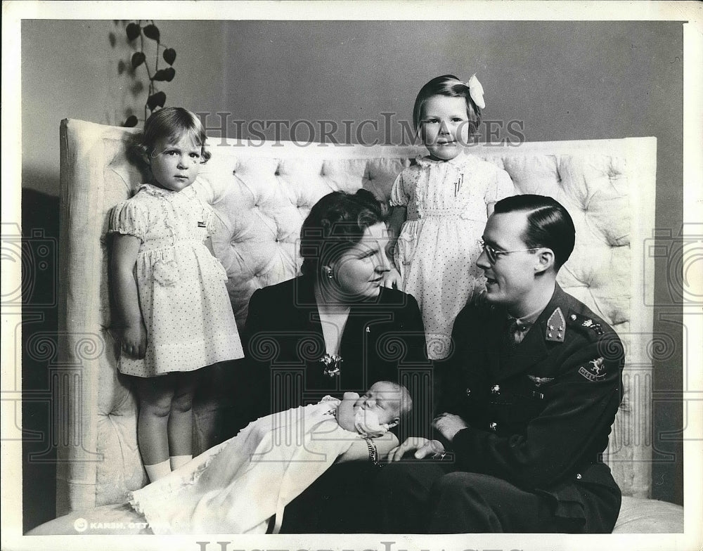 1943 Press Photo Princess Julianna, Prince Bernhart, Princess Margriet Francisca - Historic Images