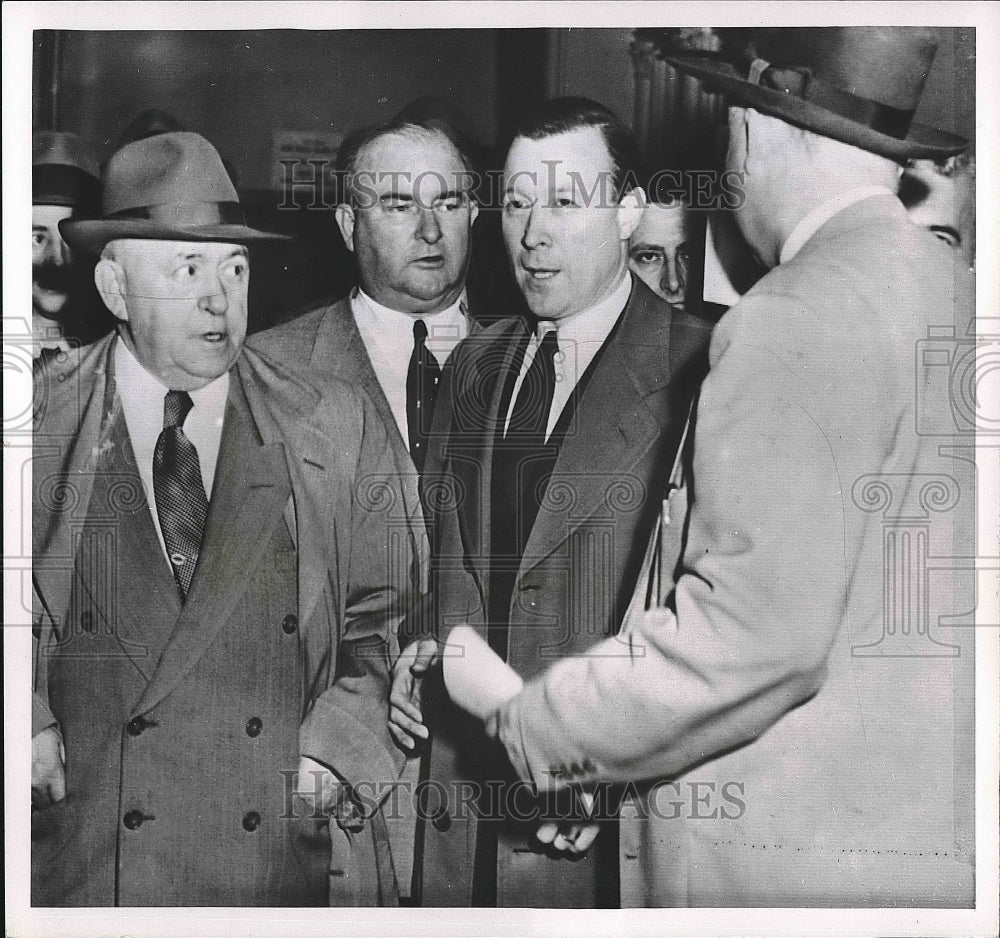 1952 Press Photo Deputy Sheriff James Bant Serves Injunction To Michael Quill - Historic Images