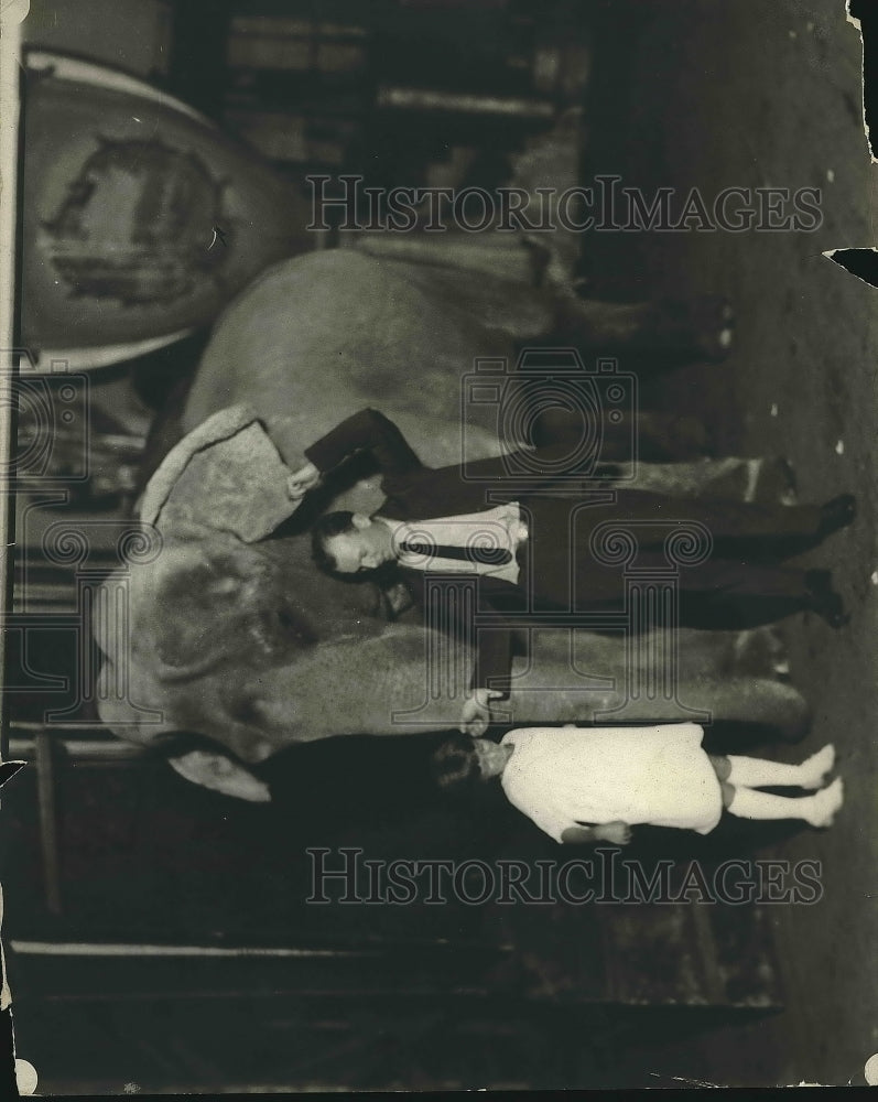 1922 View Of People Around Large Elephant  - Historic Images
