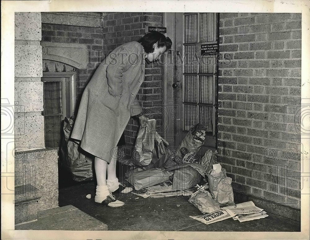 1943 Press Photo Ruth Howard, 18, is forced to carry her family&#39;s garbage - Historic Images