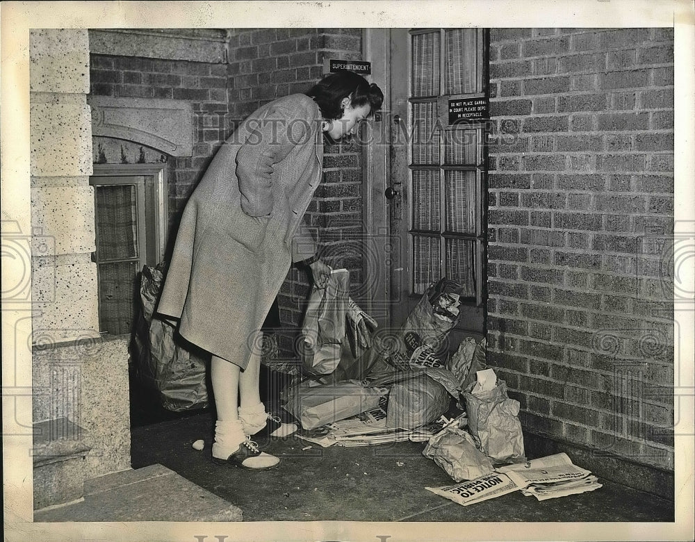1943 Press Photo Ruth Howard carries family garbage to street during strike - Historic Images