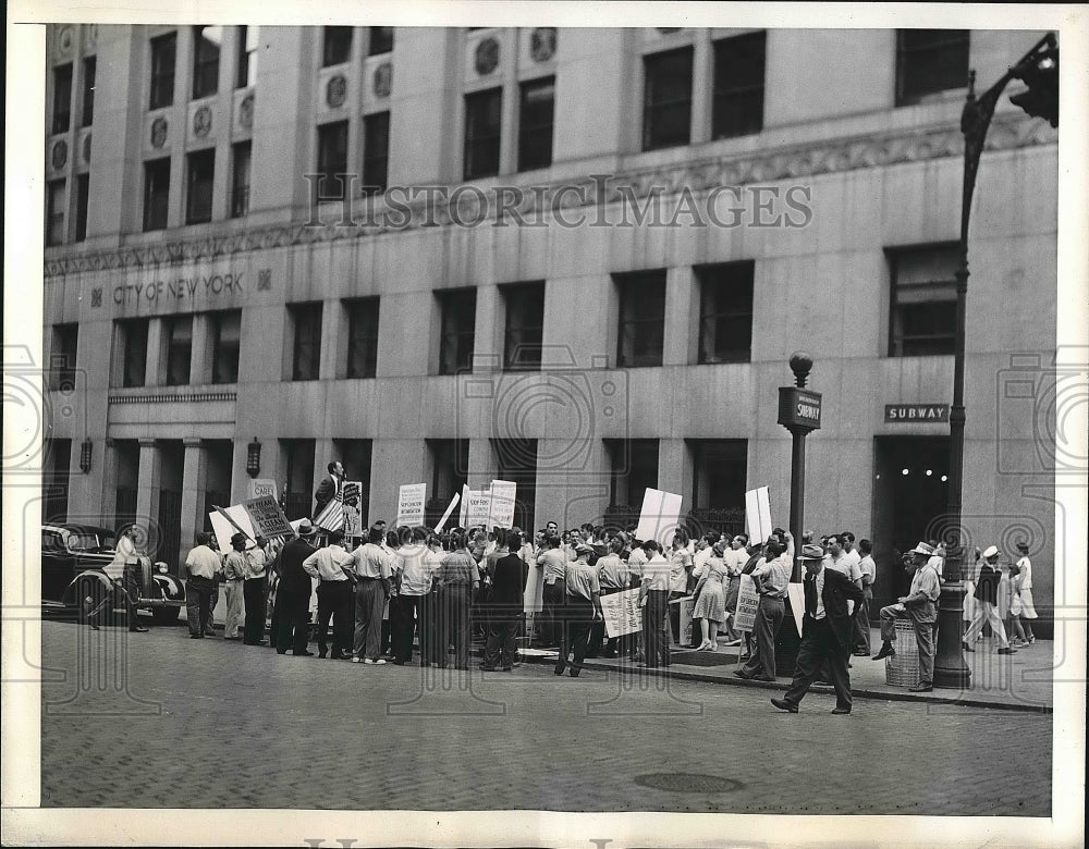 1941 Dept. of Sanitation workers picket Commissioner Carey&#39;s office - Historic Images