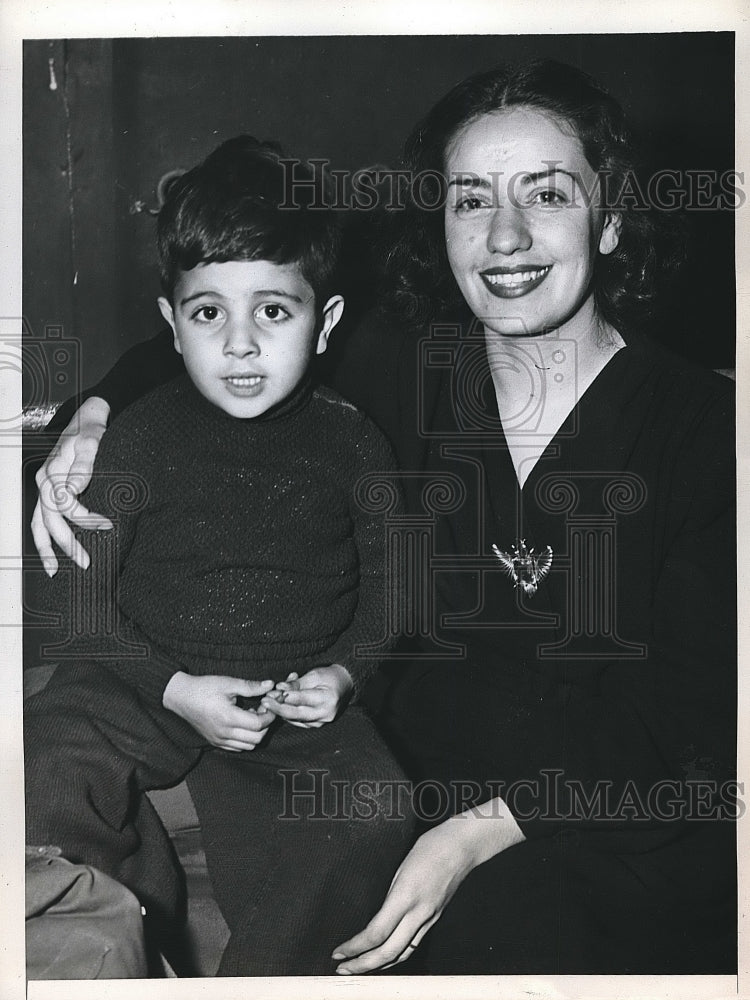 1946 Mrs. Frau Menner Arrives In US With Son To Meet New Husband - Historic Images
