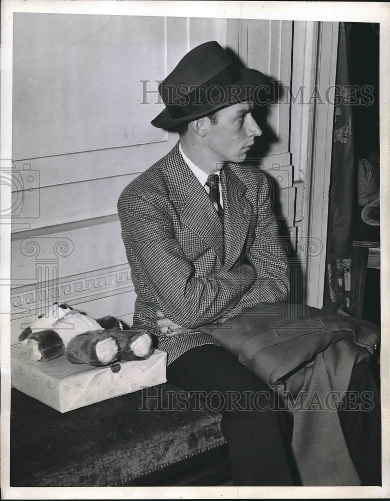 1946 Press Photo Corporal Thomas McCaig Awaits Arrival Of His New Family - Historic Images