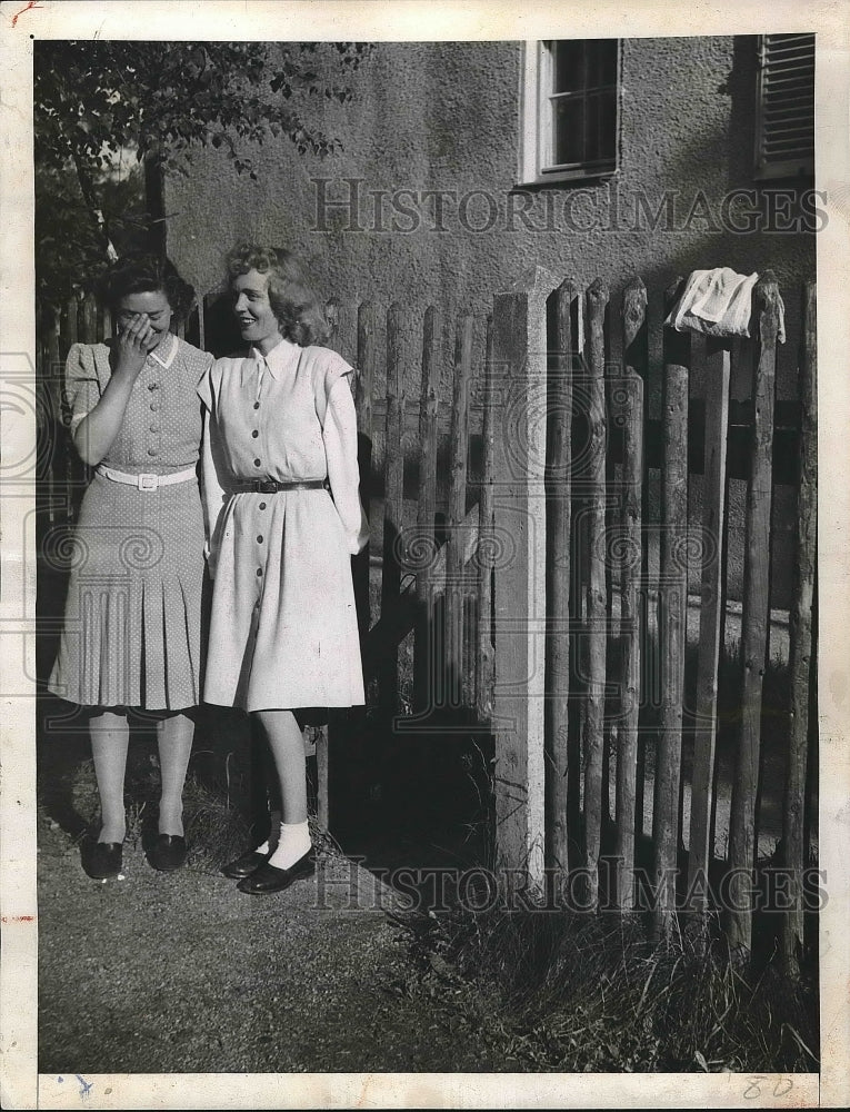 1946 Press Photo British GI Bride, Nita, With Neighbor Vera Dodsworth - Historic Images