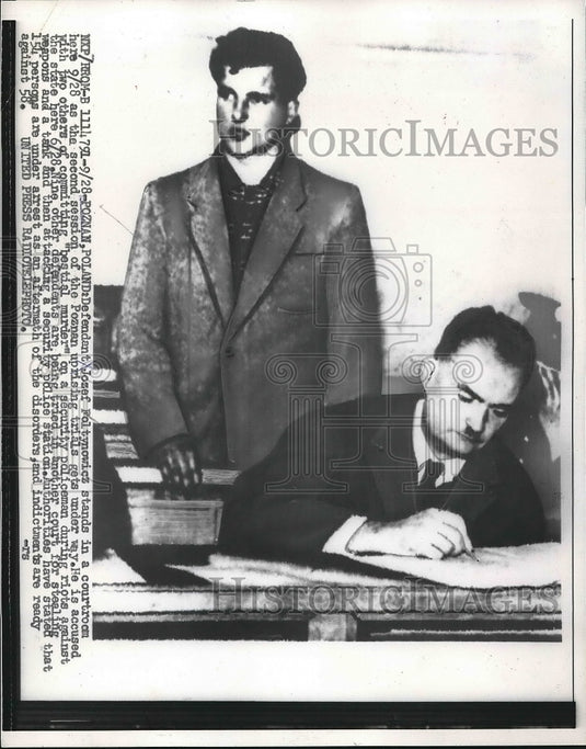 1956 Press Photo Defendant Jozef Foltynowicz Standing In Courtroom During Trial - Historic Images