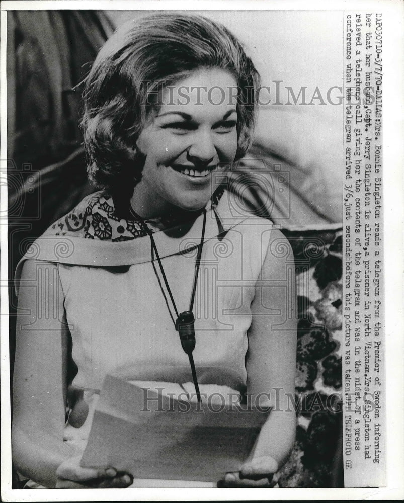 1970 Press Photo Bonnie Singleton Reading Telegram About Husband Found Alive - Historic Images