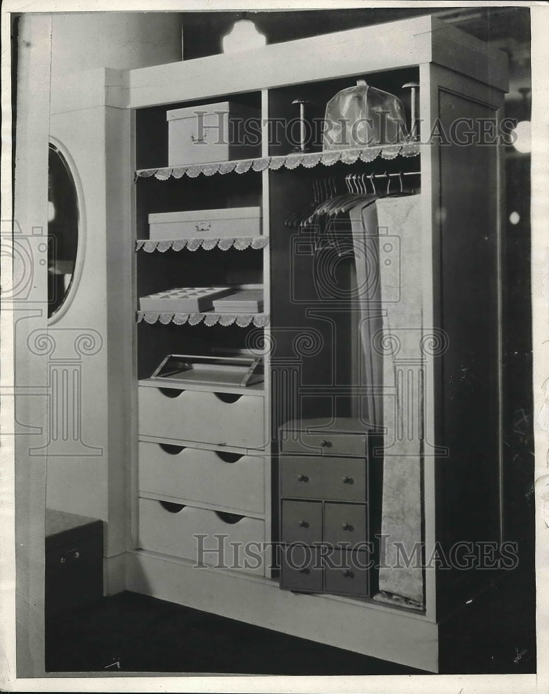 1932 Press Photo View Of Compact Summer Wardrobe Closet - Historic Images