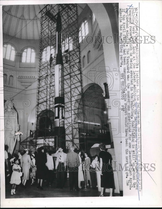 1952 Visitors to Smithsonians Artist Industries Institution - Historic Images