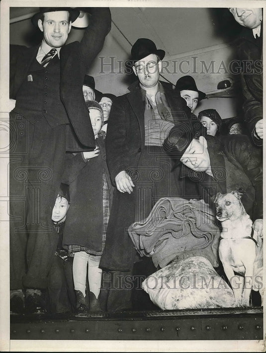 1937 Flood victims at relief station  - Historic Images