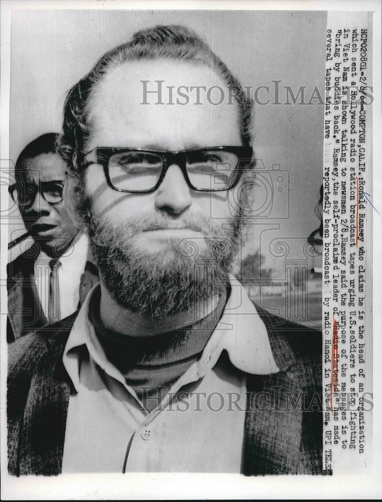 1966 Press Photo Ronald Ramsay talking to newsmen - Historic Images