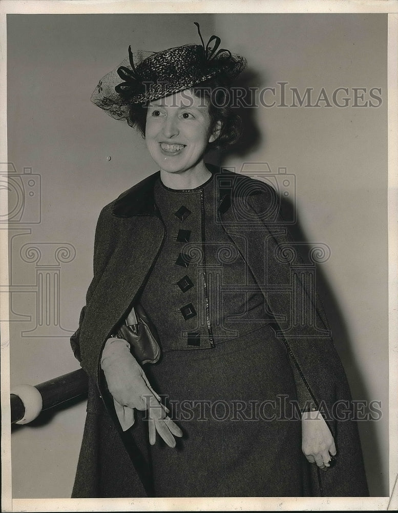 1940 Press Photo Socialite Dorothy Russell at a relief organization - nea63794 - Historic Images