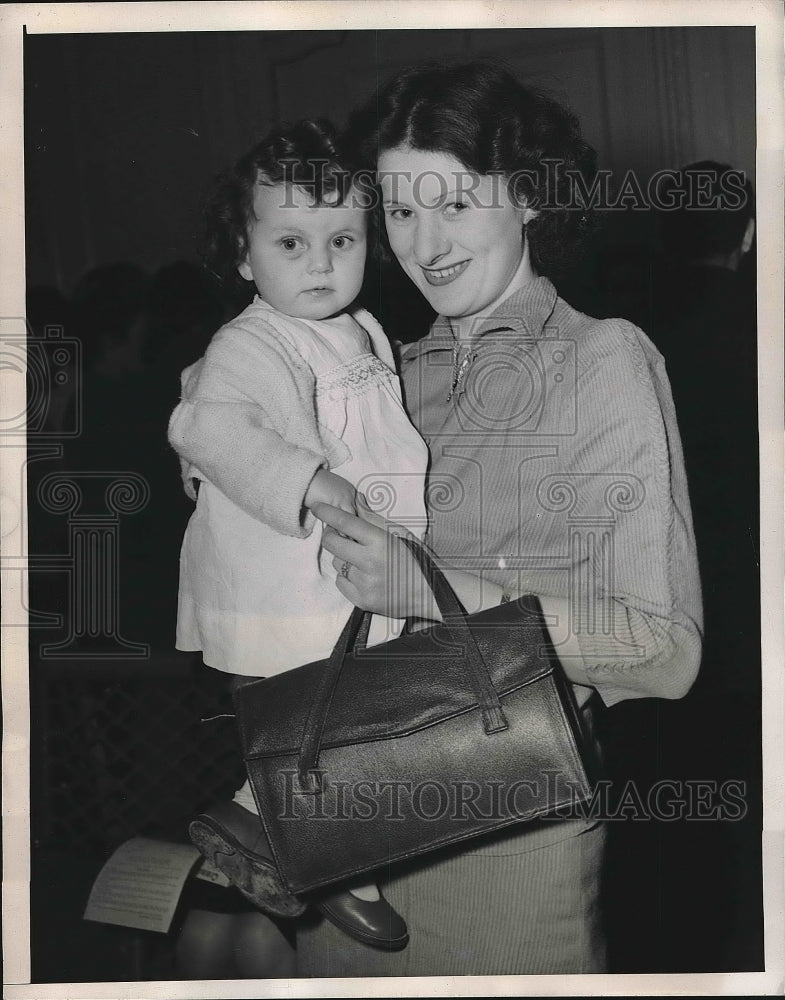 1946 Press Photo Mrs Sheila Astuto and her daughter Jacqueline - nea63814 - Historic Images