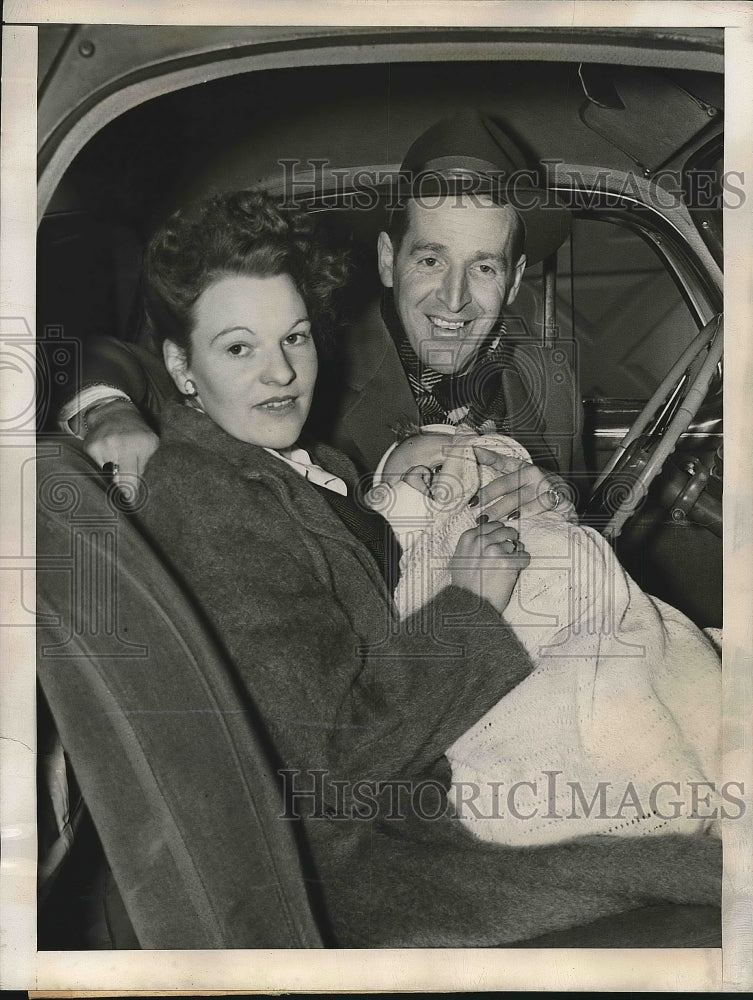 1946 Press Photo G.I. Bride Mrs. Edith Monbrief and daughter Barbara Antoinette - Historic Images