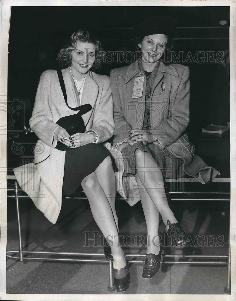 1946 Press Photo Socialites Vera Cooper and Mrs. Joan Nier - nea63822 - Historic Images