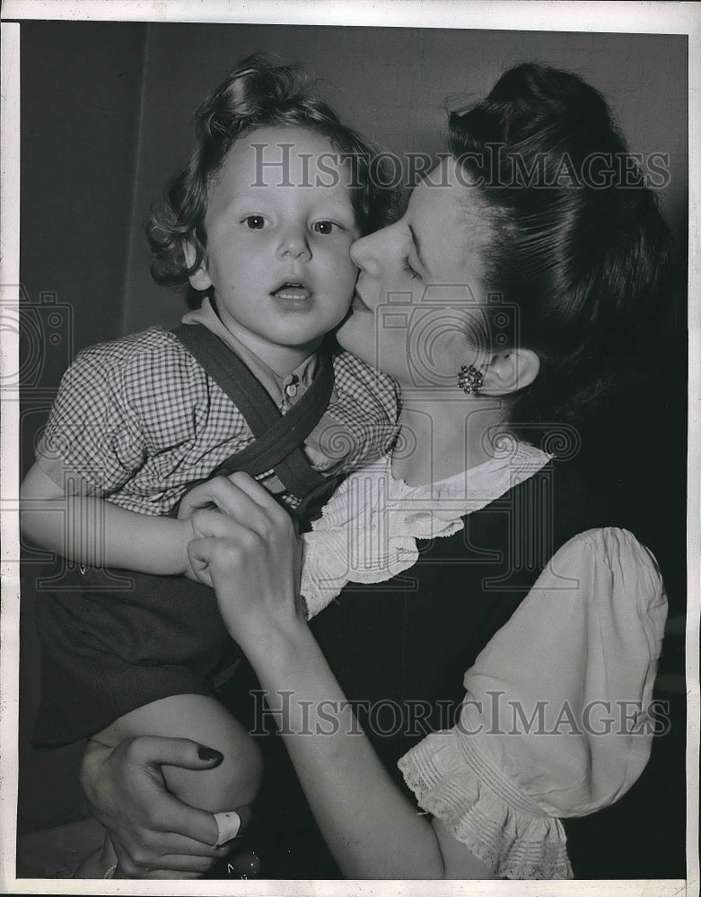 1946 British war bride Mrs. Hazel Lane and her son Thomas Lane - Historic Images