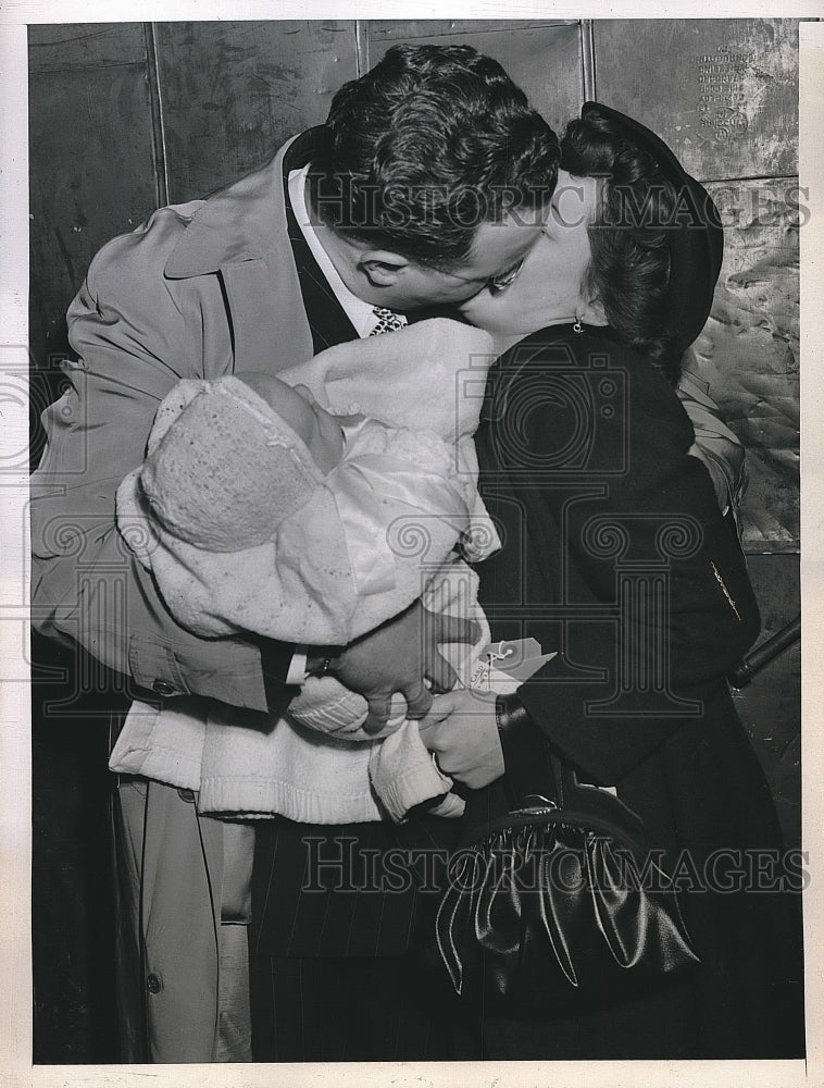 1946 Press Photo War Bride Mrs. Margaret Culch, Albert Cluch and his son Kenneth - Historic Images
