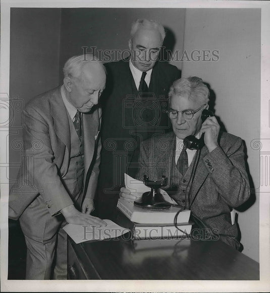 1952 Press Photo D.B. Robertson, R. O. Hughes and J. F. Shields in meeting - Historic Images