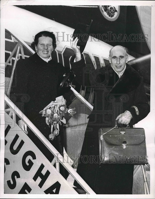 1956 Press Photo Dr. Wilhelm Haas boarding plane at Duuesseldorf - nea63874 - Historic Images