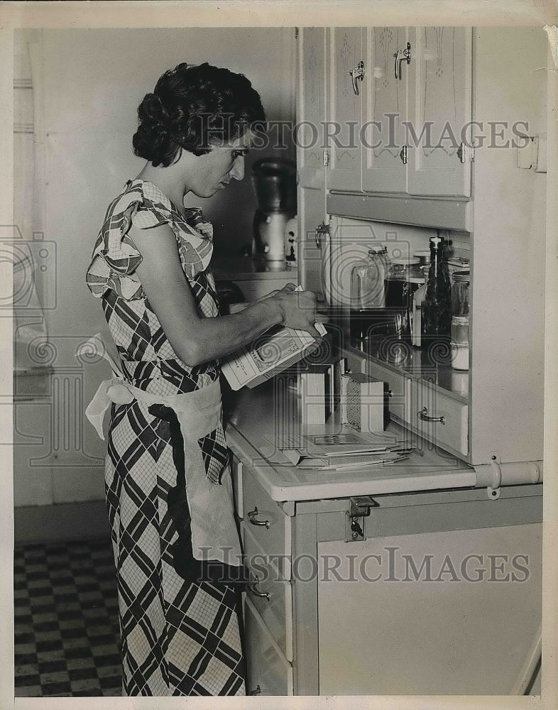 1937 Mrs. William Hayes wrapping honey  - Historic Images
