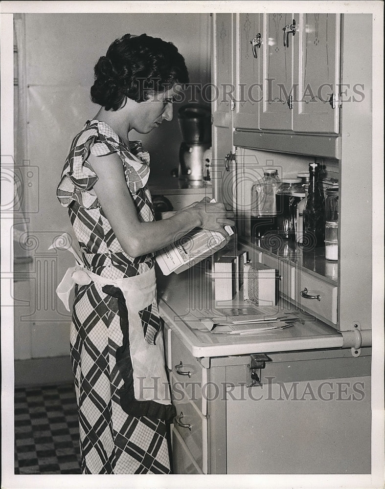 1937 Mrs. William Hayes wrapping honey  - Historic Images