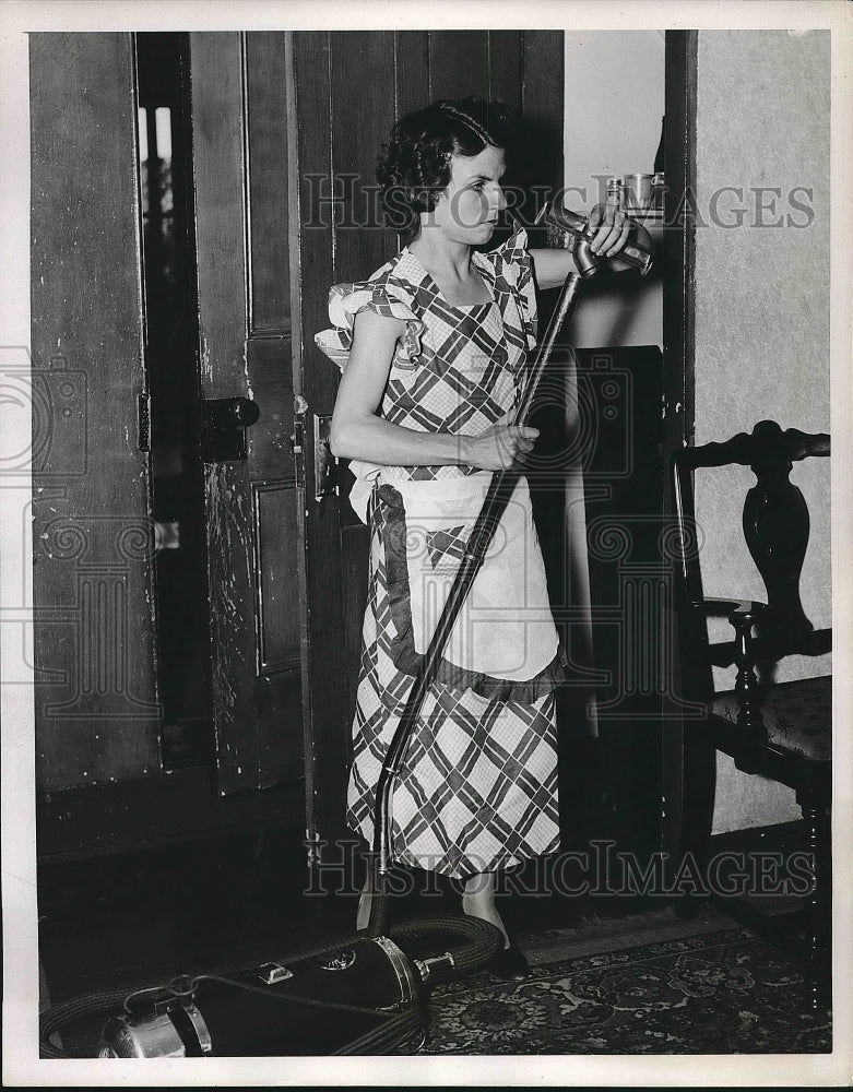 1937 Press Photo Mrs. William Hayes preparing to vacuum - nea63881 - Historic Images