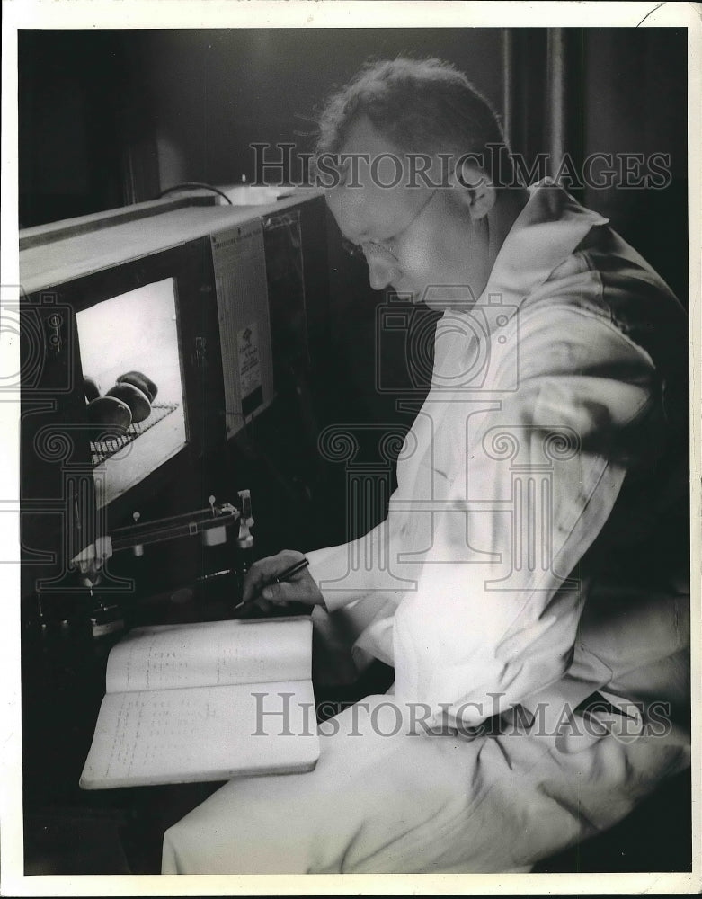 1941 Dr. Martin Heeren Chairman of chemical engineering research - Historic Images