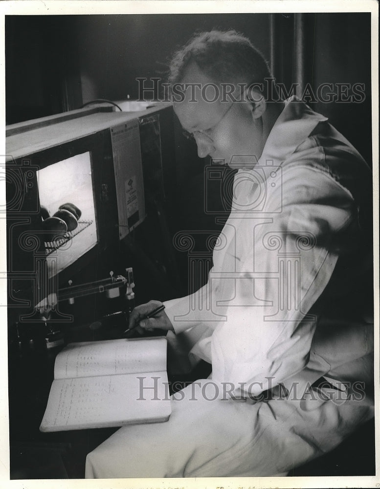 1941 Press Photo Dr. Martin Heeren chairman of chemical engineering research - Historic Images