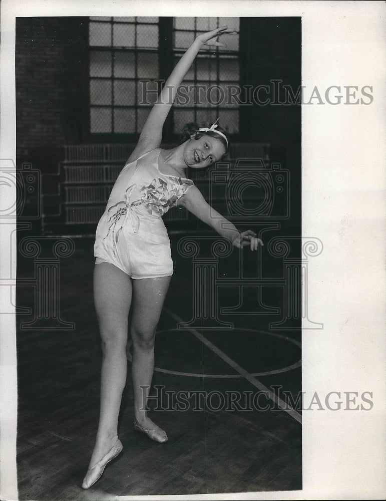 1933 Press Photo Ballet Dancer Girl Germania Turn Verein Dancing - nea63936 - Historic Images