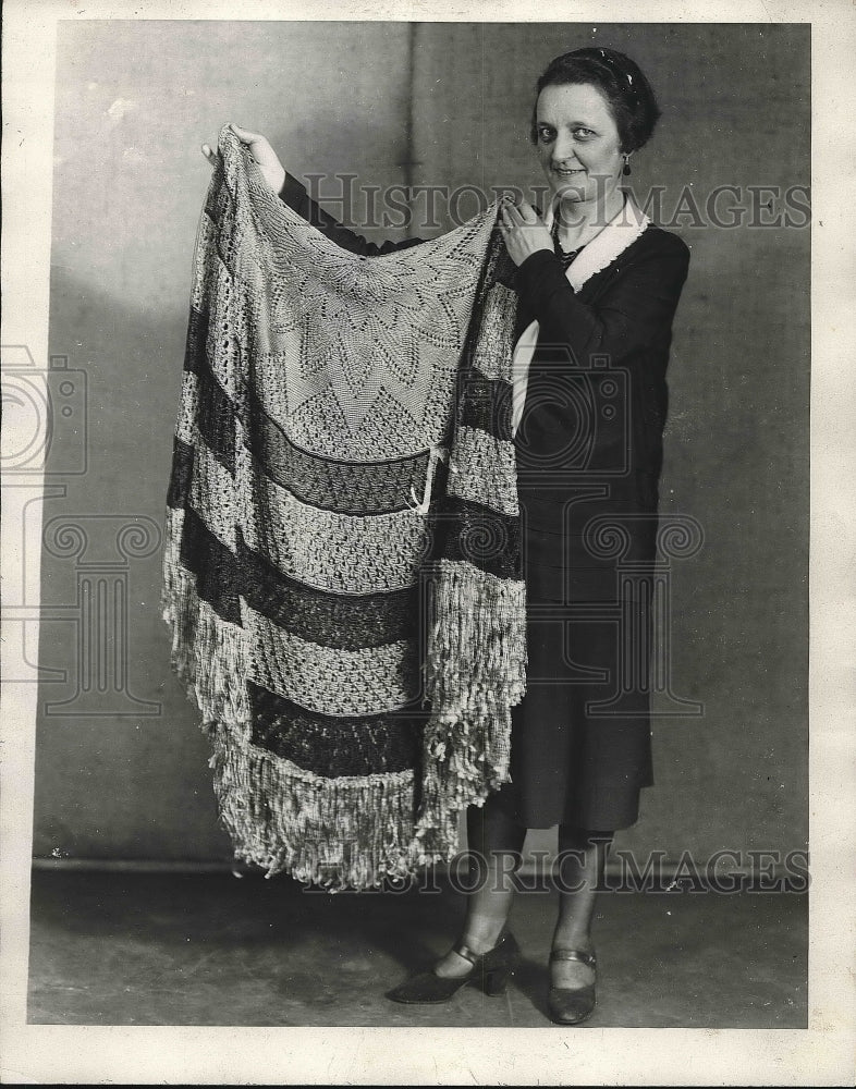 1929 Press Photo Miss Anna Andrick with a hand made shaul. - nea63939-Historic Images