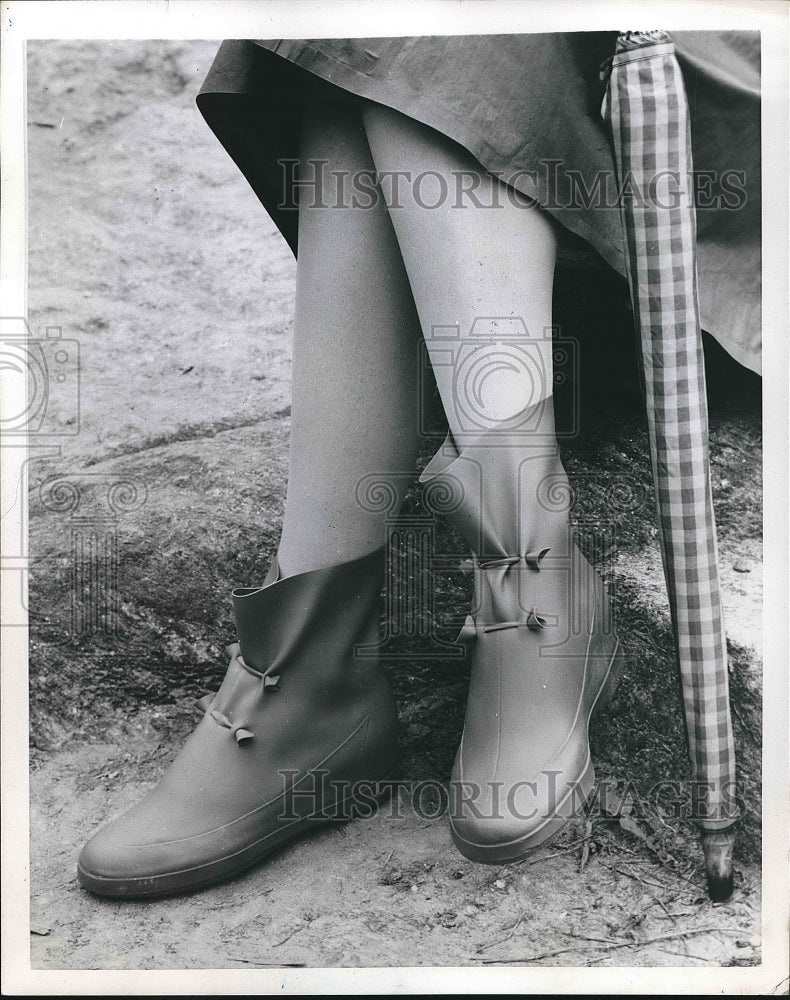 1958 Press Photo Model showing off new shoes - nea63976 - Historic Images