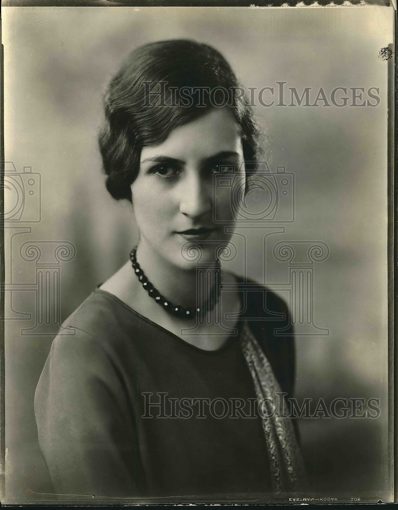 1930 Press Photo Ms. Roselyn Willey posing for photo - nea63982 - Historic Images