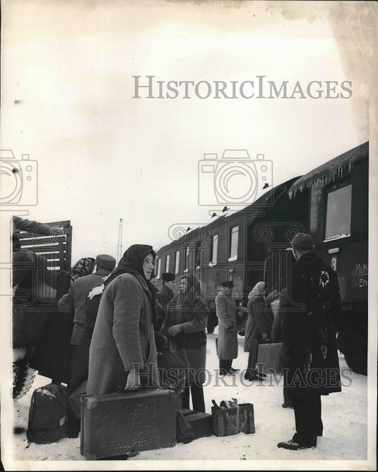 1948 refugees leaving for England  - Historic Images