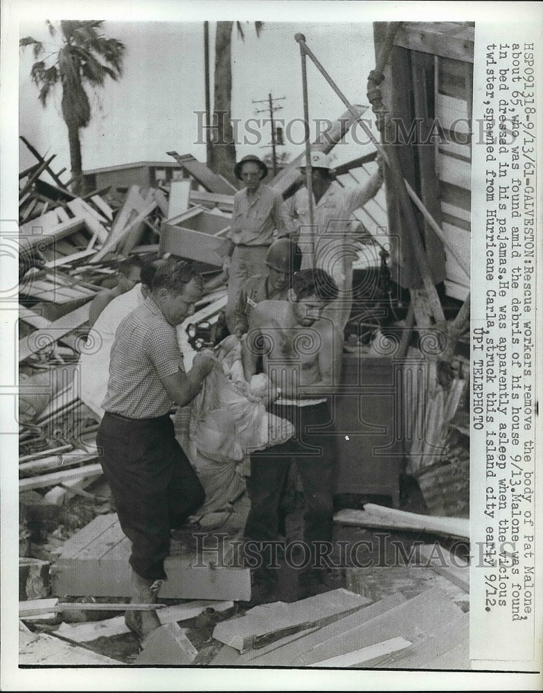 1961 Press Photo Rescue Workers Removing Body Of Pat Malone Out Of House Debris - Historic Images