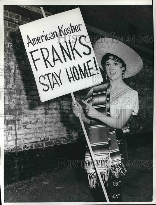 1962 Press Photo Estrellita Bionca Pickets American Kosher Provisions Plant - Historic Images