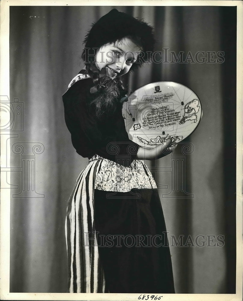 1943 Felicia Guepin, Princess Margriet Francisca Commemorative Plate - Historic Images