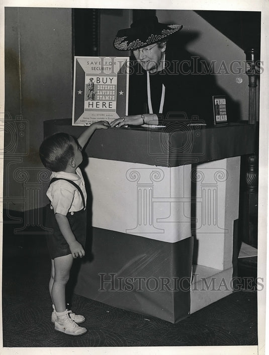 1941 Press Photo Mrs. J. Ross Beiter speaking with Jimmy Soddard - nea64051 - Historic Images