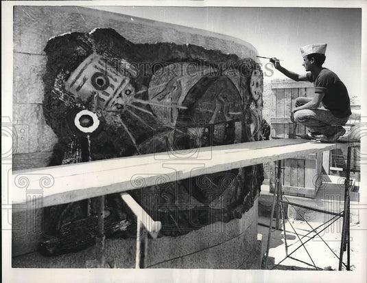 1961 Press Photo Unidentified Artist Finished Valentino Monument Mural - Historic Images